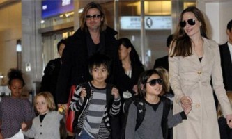 Анджелина джоли и брэд питт с детьми прогулялись по лондону и сходили в кино