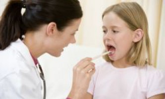 Болит горло у ребенка