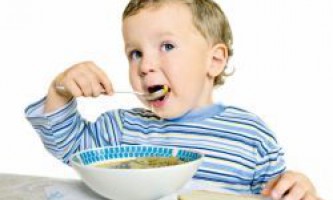 Как научить ребенка самостоятельно кушать?